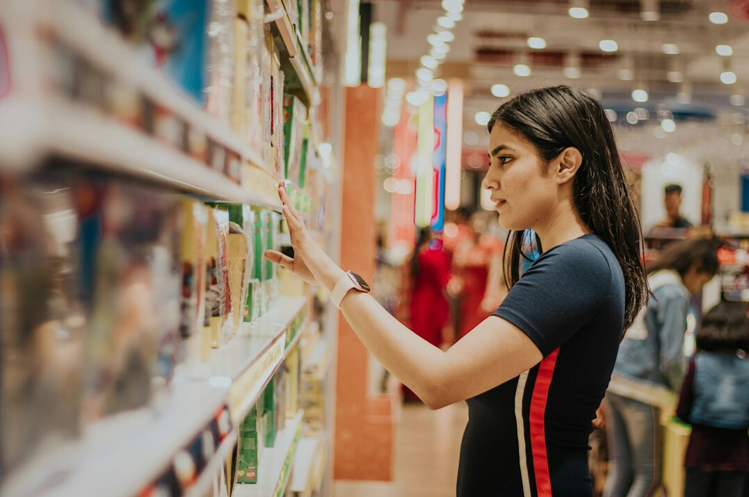 store detective observing shopper